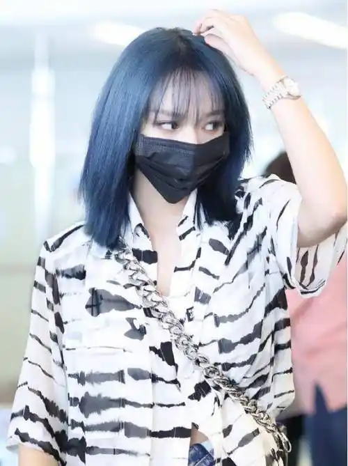 原创程潇化身漫画女孩蓝色短发很吸睛果然是酷女孩本人