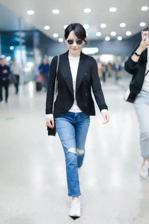 俞飞鸿穿黑色西装配破洞牛仔裤现身 打扮清新自然气质减龄