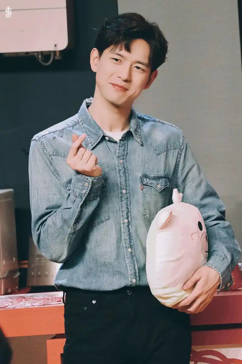 品牌见面会现场直击 年味满满的新年男友李现可爱暴击来袭