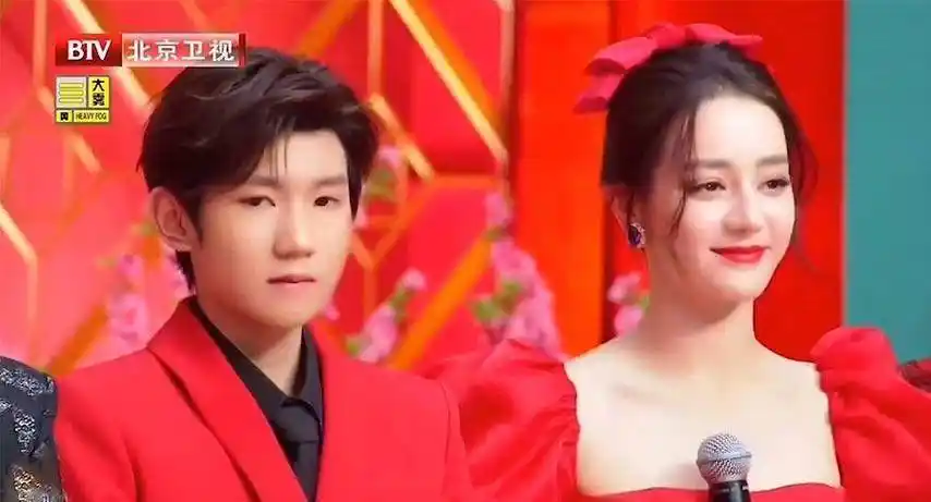 原创迪丽热巴今年舞台还是穿红裙男搭档却换了不过都是一线男明星