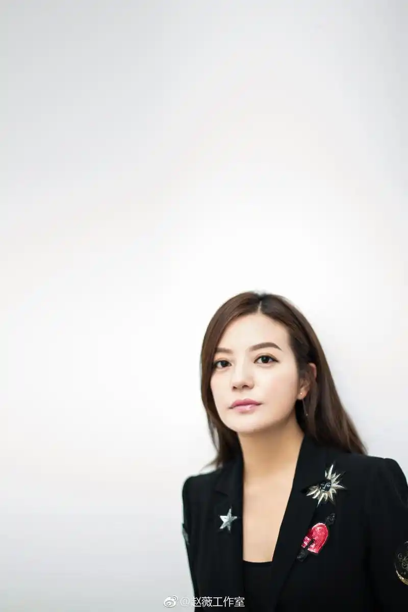 酷girl的日常赵薇黑衣短裤秀小麦色大长腿