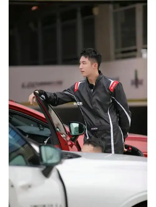 黄景瑜开赛车真的帅炸了