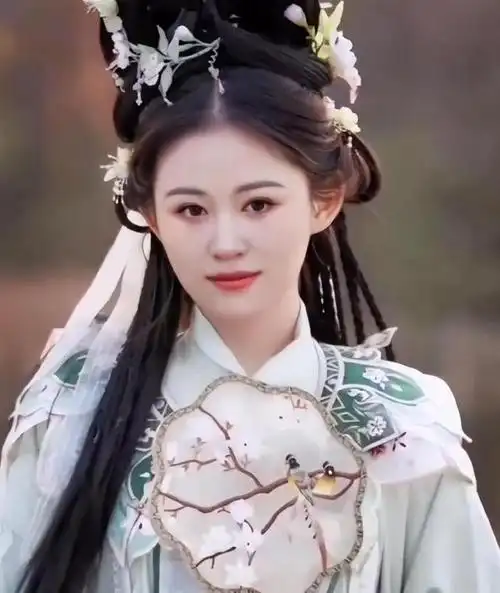 陈萌首晒正脸艺术照,古装扮相温婉可人,奈何反被质疑"ai换脸"