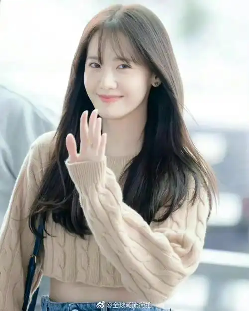 林允儿|街拍更新 上身卡其色短款针织衫……__财经头条