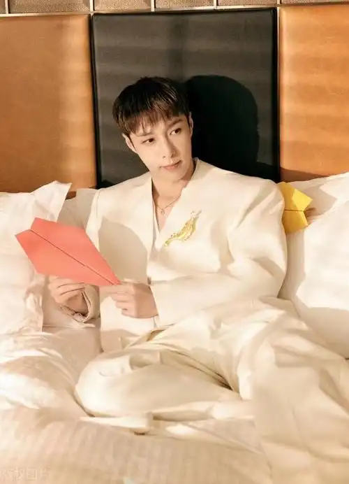 张艺兴:不为人知的家族背景,他的豪门身份被曝光了吗?