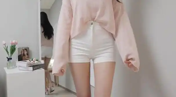 白色紧身牛仔短裤