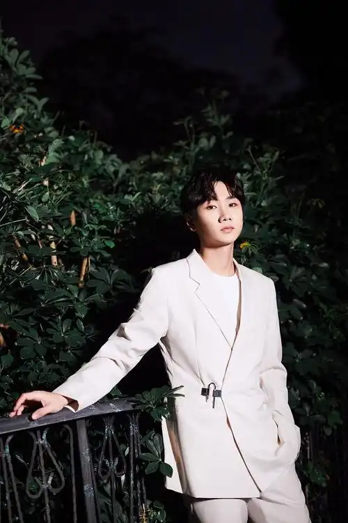 汪苏泷现身虎牙直播非凡之夜米色西装优雅清贵