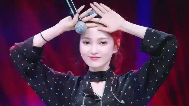 作为专业的歌手,丁丁演唱《我心已许》明显很吃力,选歌没选好