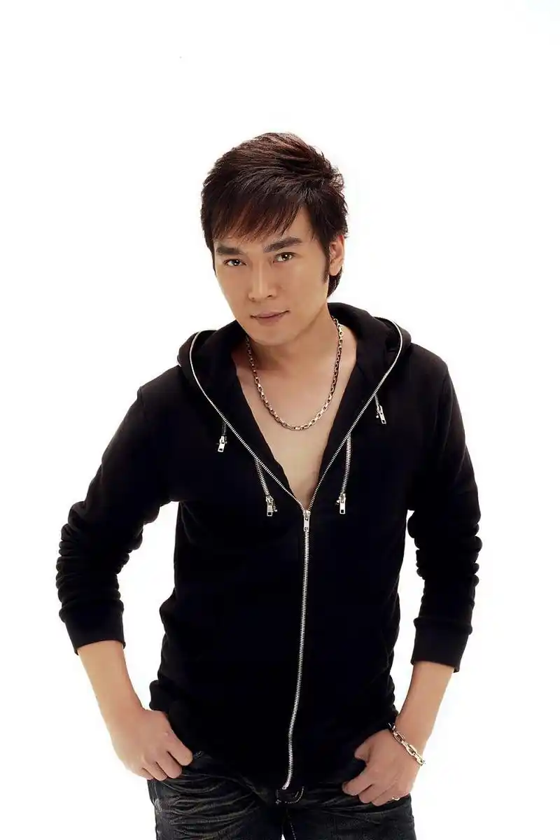 长发披肩大肚子认不出,商演捞金没人看  55岁焦恩俊形象大变!