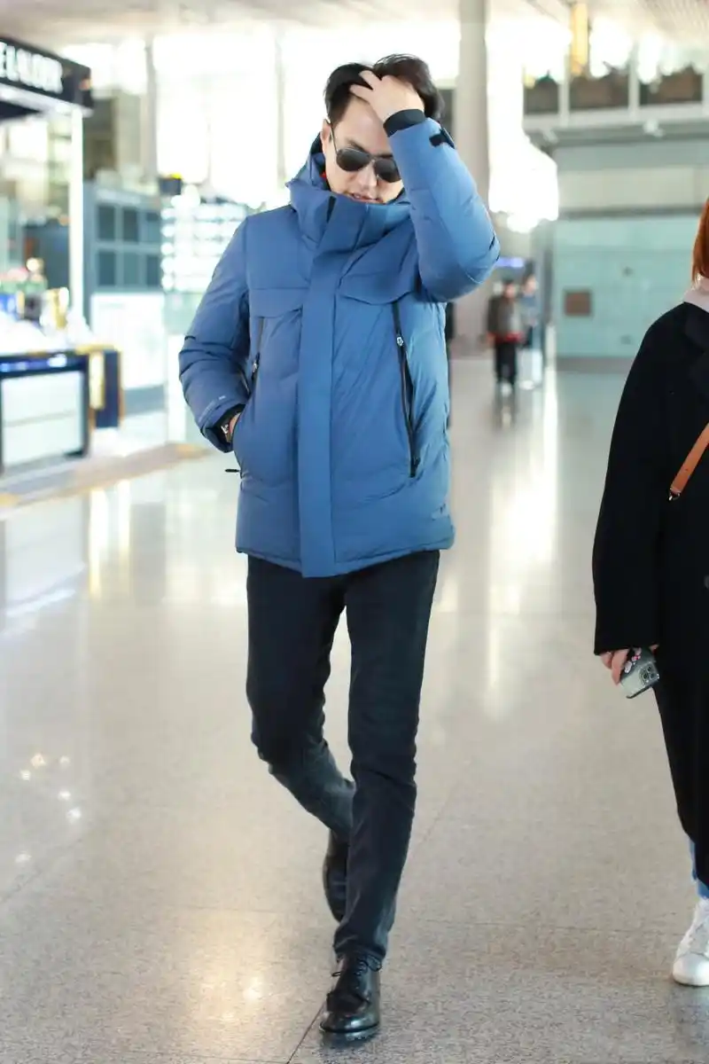 老干部靳东现身,183身高穿羽绒服帅气,轻松演绎成熟男人的魅力