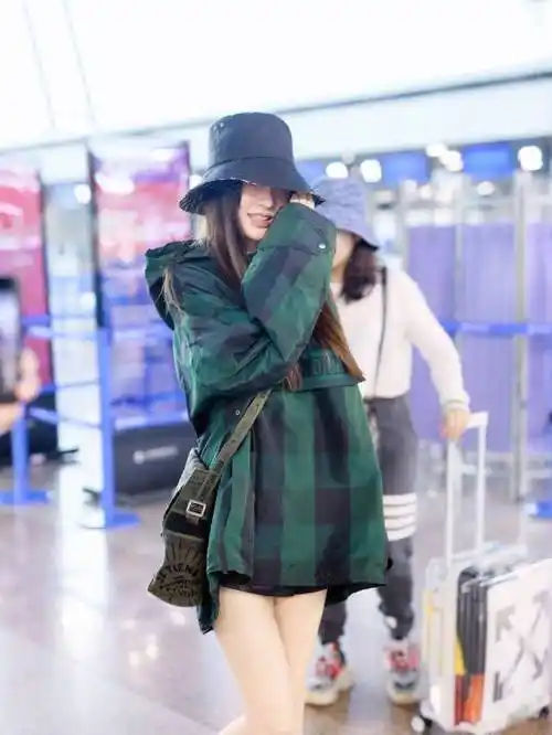 原创原创腿精大军又添新成员杨颖格子外套当裙子配短靴满屏少女感
