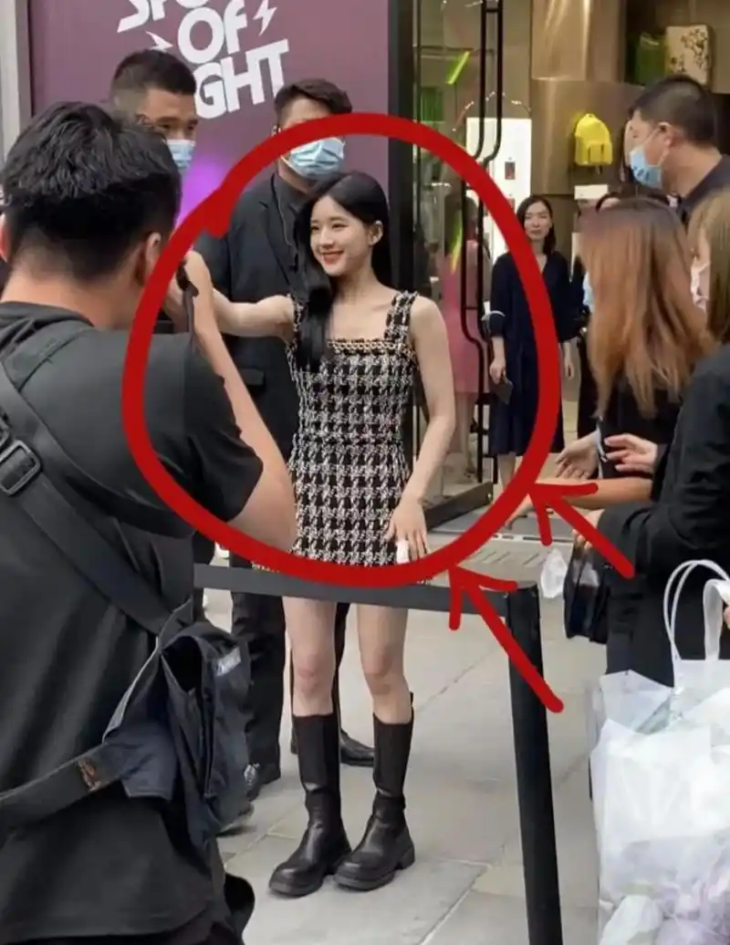 离开精修图,赵露思一下胖了十斤,我说她是普女没人反对吧?