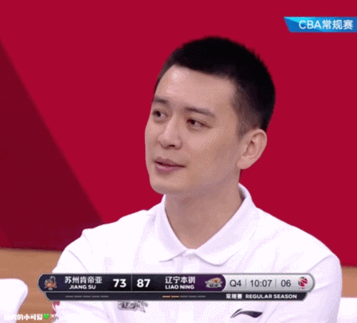 甚至已经有球迷开始给专门给杨鸣这位场边教练一帧一帧地截动图了