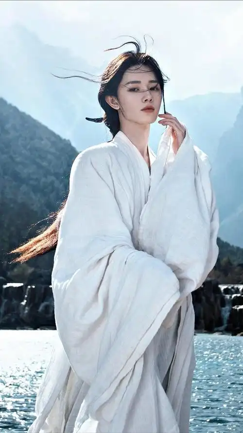 古风造型更是雌雄莫辨,氛围感绝了.