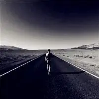 一个人看海是孤独的黑白头像