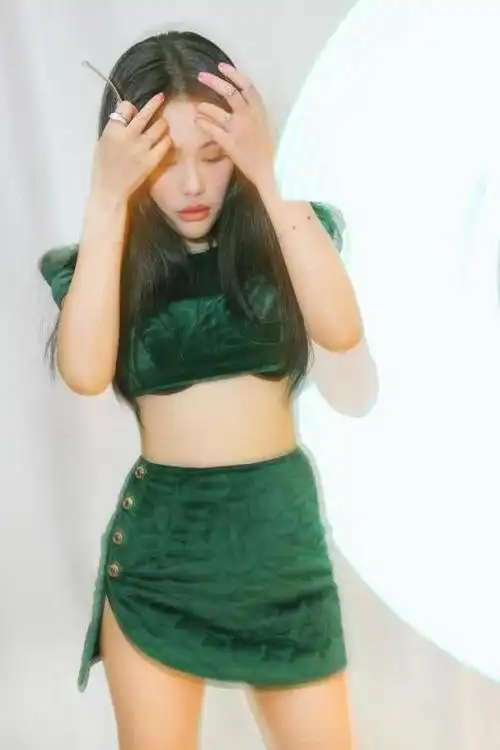 袁娅维造型美呆了,绿色裙装秀身材曲线,化身舞台精灵