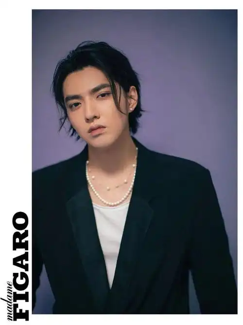 明星戴个啥首饰,转瞬就能传遍全网,像去年吴亦凡佩戴的珍珠项链,也是