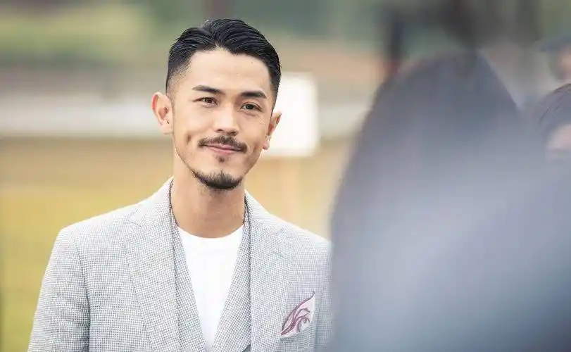 他梳起短发侧分背头,一字胡和山羊胡加上小酒窝,一颦一笑可以说是格外