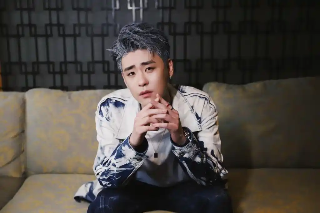 [张云雷][新闻]210503 张云雷灰发造型惊喜亮相国潮音乐节 绿海乐队与