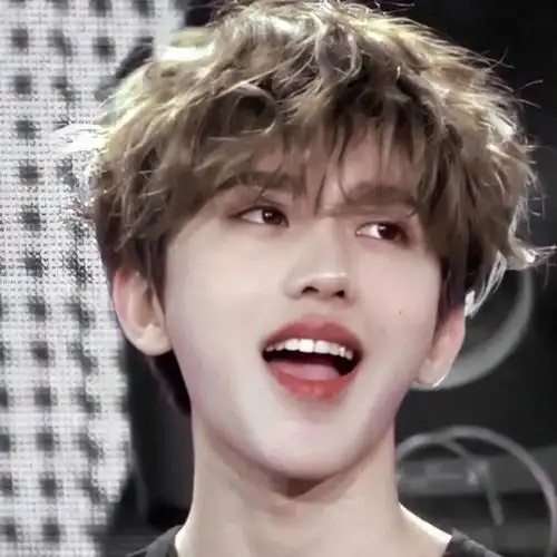 顺着头发画出可爱的练到和帅气的发型,接着画上眉毛嘴巴和圆圆