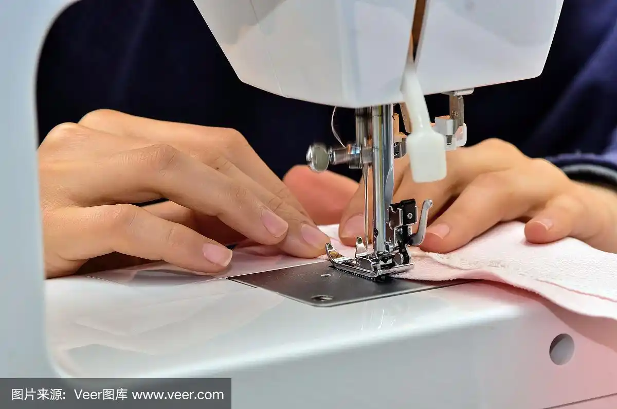 关上缝纫机,女人正在缝衣服