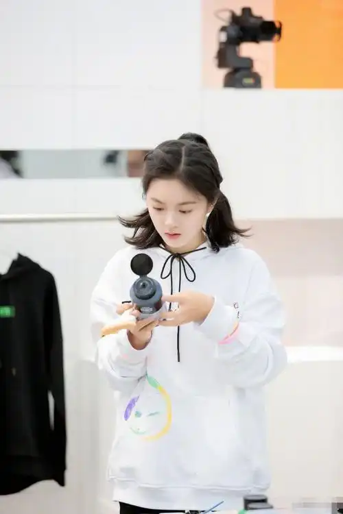 angelababy与未成年赵今麦穿同款卫衣配双马尾辣妈比少女还甜