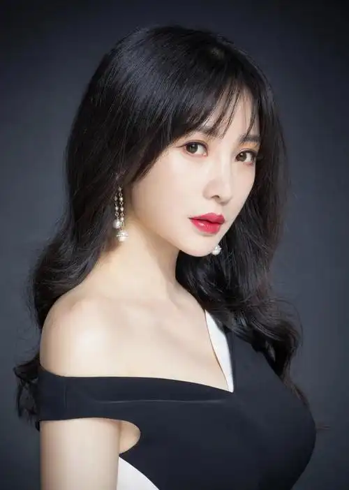 柳岩女神时尚造型写真:优雅高贵,魅力动人!