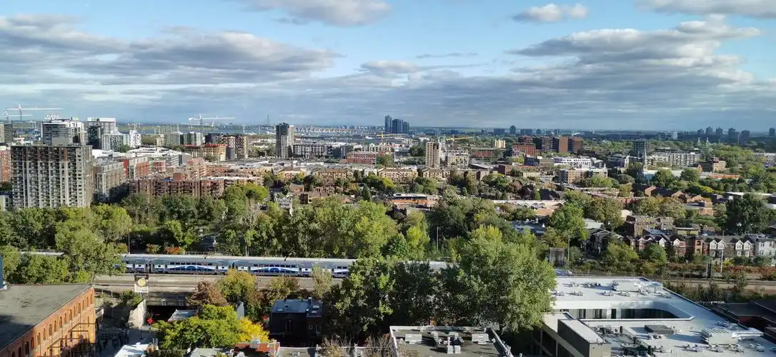 窗外的城市风景是画不出的美丽图画.