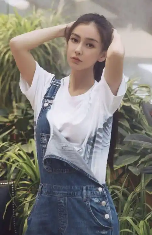 原创杨颖穿斜肩背带裤减龄效果堪比20岁少女难怪黄晓明宠她成宝