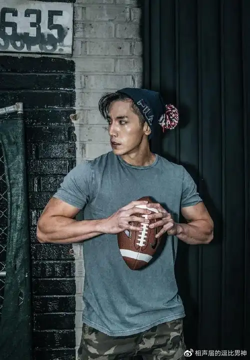 因为拥有健硕的身材和精致的五官,赵威霖在高中的时候就获得很多广告