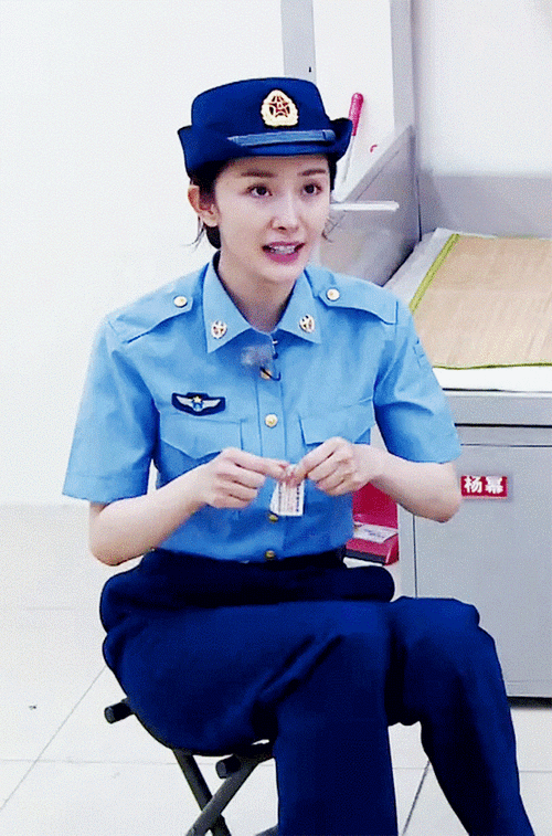 杨幂gif军装gif可爱gif真正的男子汉gif