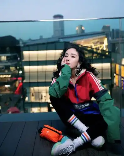 杨幂运动装红配绿像个村姑漫画少女腿太吸睛了真是让人心动