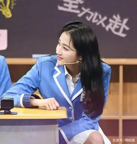 关晓彤穿蓝白色组合校园制服,秒变清纯校园学生妹