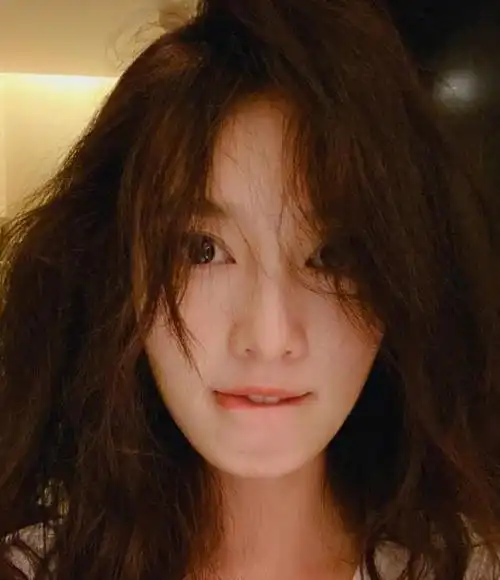 李沁晚上卸妆后放飞自我直接把镜头怼着脸拍这素颜谁能模仿