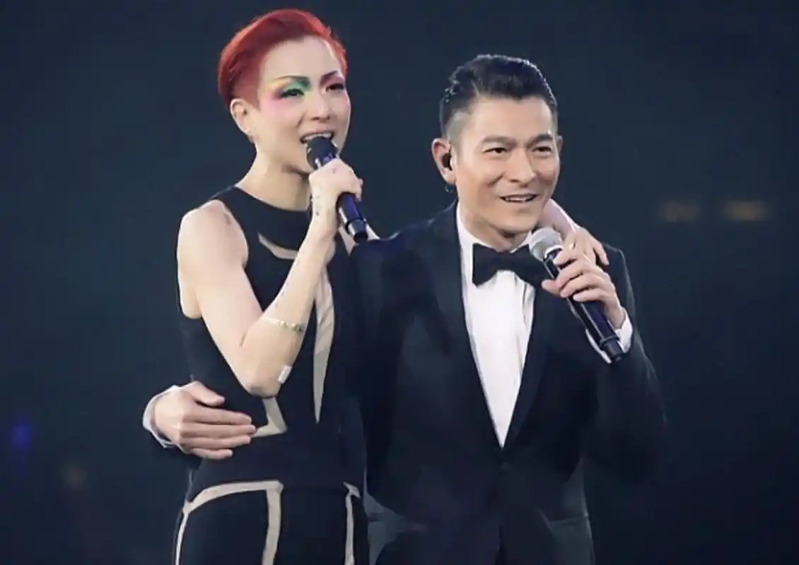 在一次的电影拍摄中,刘德华问郑秀文:"等下是真吻还是需要借位,听你的