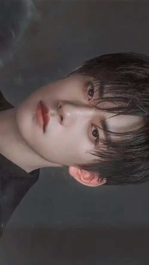 易烊千玺 四字弟弟 壁纸 锁屏 聊天背景 收藏