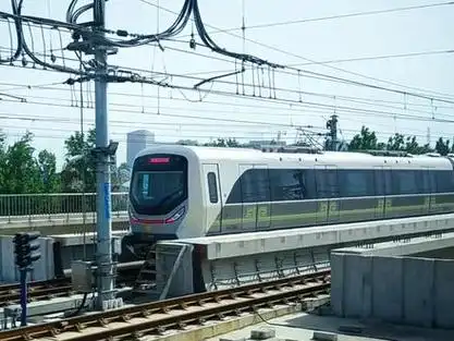 郑州地铁城郊线列车驶出孟庄站,往新郑机场方向#郑州 #郑州加油 #郑州