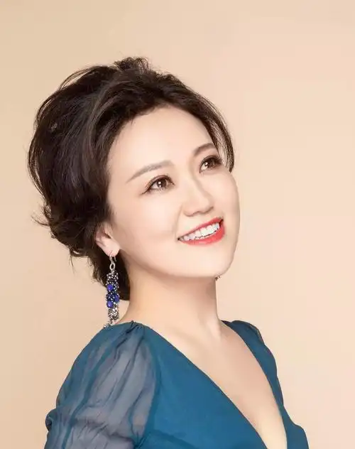 述评琴歌流韵艺教传馨一一抒情花腔女高音歌唱家张怡访唱述评