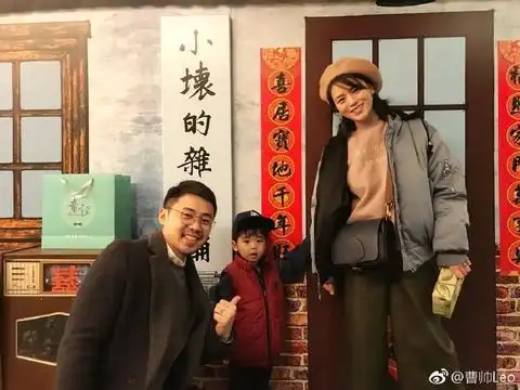 快女黄英带儿子回老家,遇到太婆发传单,竟然没被认出来!