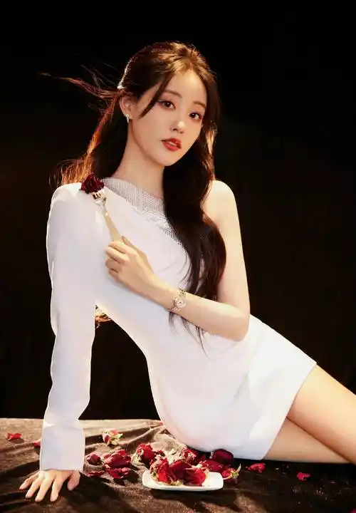 祝绪丹光影玫瑰写真 穿斜肩白裙露香肩秀美腿 清纯唯美 魅惑撩人_白色