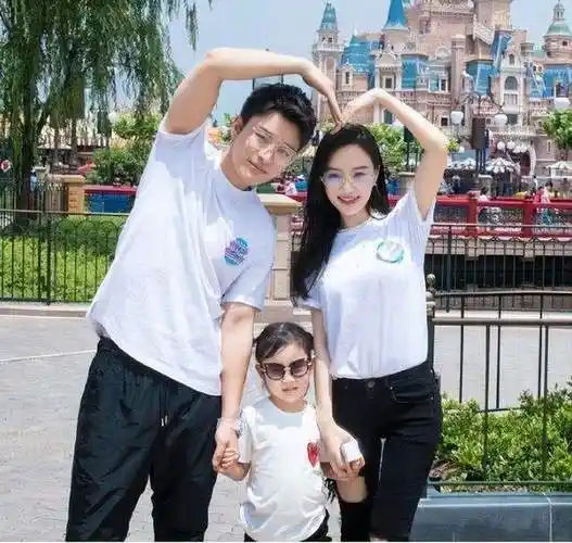 原创贾乃亮生日甜馨送礼物李小璐被夸教女有方获封贵圈好前妻