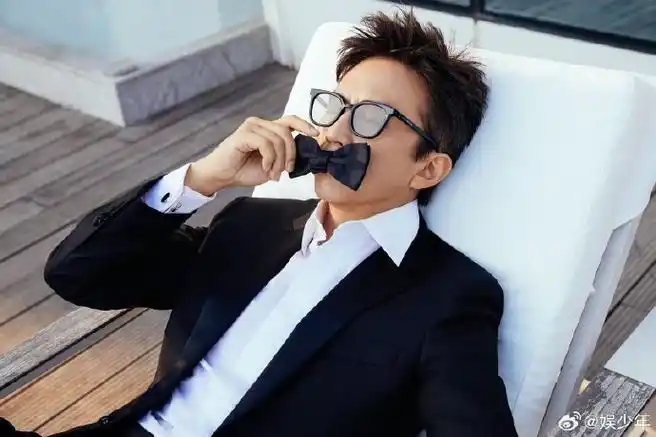 邓超金鸡奖造型#真的觉得非常的开心,邓导演真的好帅呀,跟西装适哦热