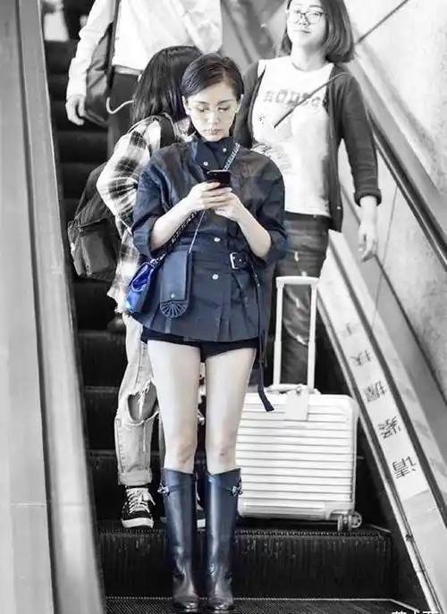 王子文真是骑士靴的穿搭高手,配短风衣 短裤,凸显了自己的优势_连衣裙