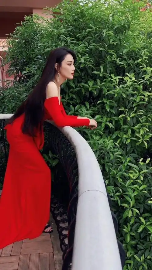 张馨予晒长发造型有那个味了