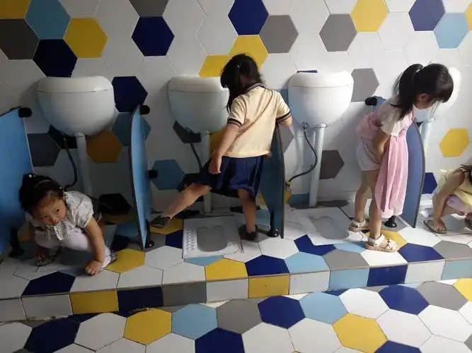 兴安华城幼儿园小一班安全教育课一一《卫生间里》