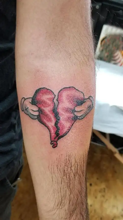 男生手臂上彩绘渐变简单线条撕裂心形纹身图案