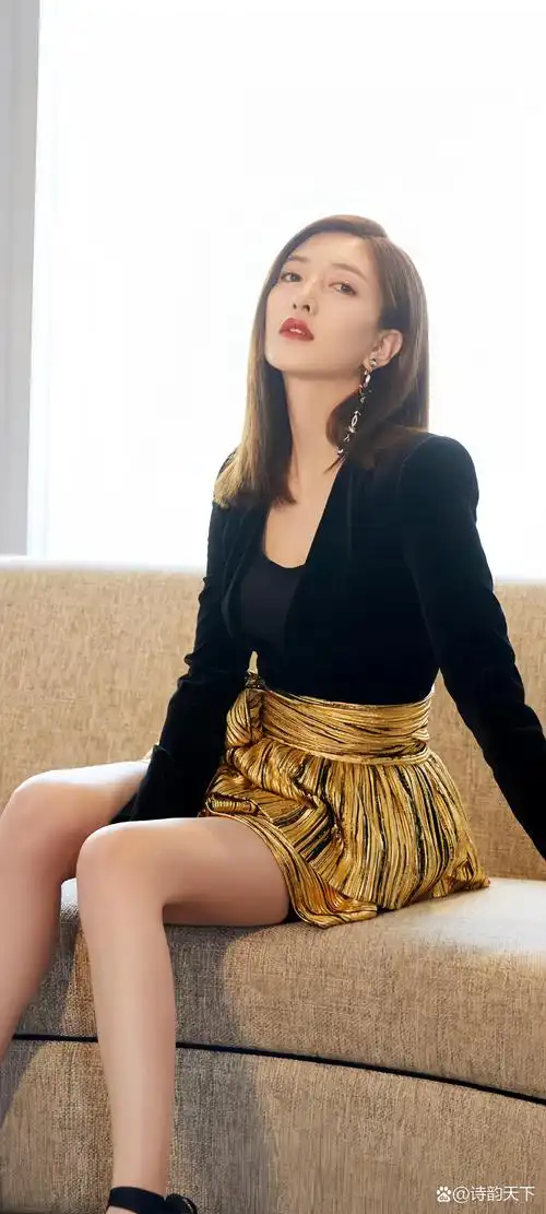 江疏影坐在沙发上,她优雅地抱着双臂,眼神中透露出一丝丝的自信和沉思