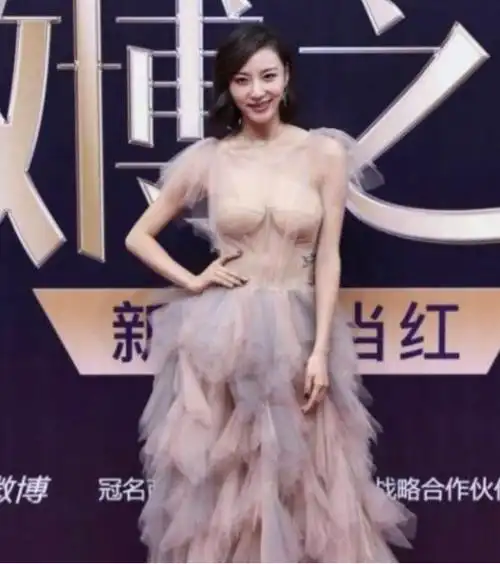 七线女星为出位出席活动穿露胸装网友吐槽真是不堪入目