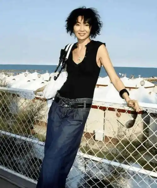 原创原创张曼玉低调看展被认出无滤镜的60岁素颜太真实干瘪憔悴惹人怜