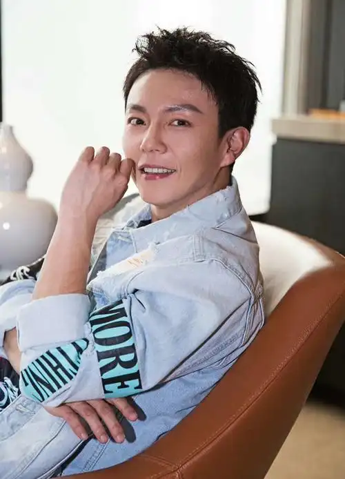 35岁武打童星谢苗罕露面,片场连撞数根柱子后倒地,危险场面揪心